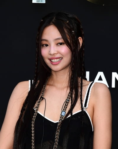 제니, 실내흡연→갑질 논란 의식했나…첫 행보는 스태프 생일 축하 "공주님 행복해야해" [TEN이슈]