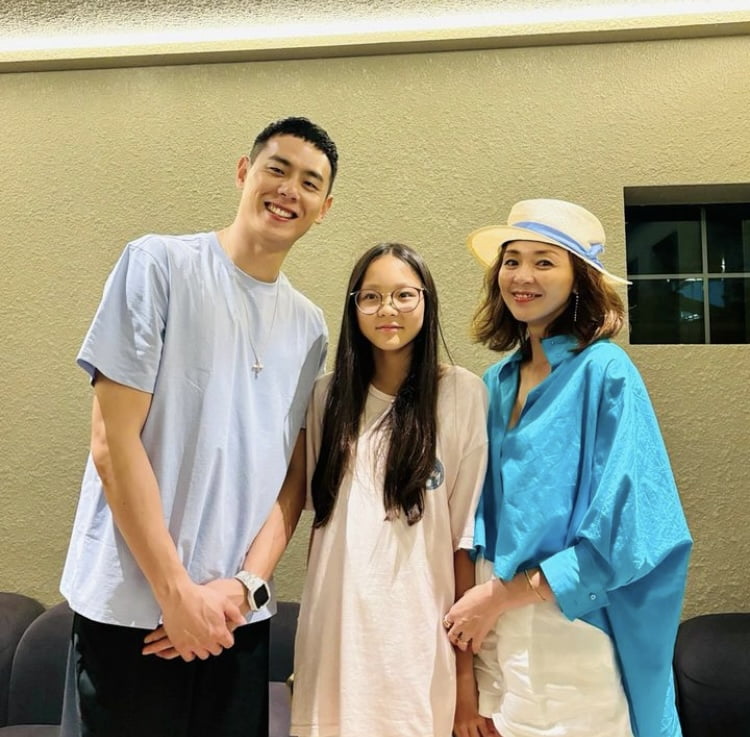 ’추성훈 딸’ 추사랑, 키 170cm 육박…농구선수와도 흐뭇한 투샷