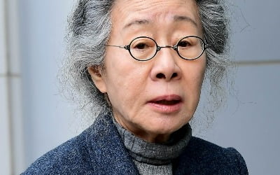 [종합] "시즌3는 나 빼고 해"…윤여정, 제작비 1000억 '파친코2'에 대놓고 질색