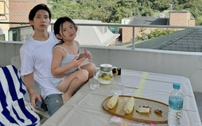 봉태규♥하시시박, 3층 대저택서 즐기는 집캉스…마당엔 대형 풀장까지 완비