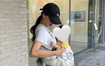 손연재, 명품백보다 아기띠가 익숙해진 육아맘…"치명적 입술" 아들 자랑 팔불출
