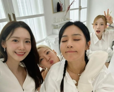 '써니 빠진' 소녀시대, 올 화이트룩 맞추고 '데뷔 17주년' 기념 회동