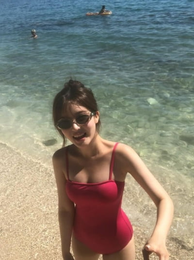 '펜하 민설아' 모노키니 자태 이 정도였나…조수민, 군살 1도 없는 '완벽 몸매'