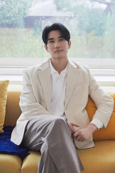 新 로코킹으로 떠오른 엄태구, 5주 연속 화제성 1위