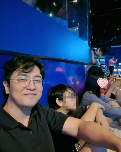 '박지윤과 이혼' 최동석, 바닥에 털썩 앉아 셀카…子, 물고기 홀릭