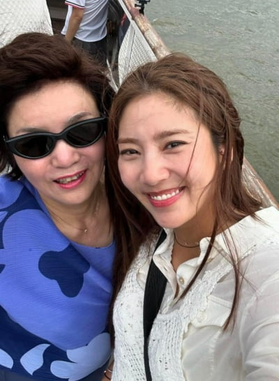 '가정사 고백' 손담비, 살갑지 않았다던 母와 다정한 투샷 "친해지는 중"