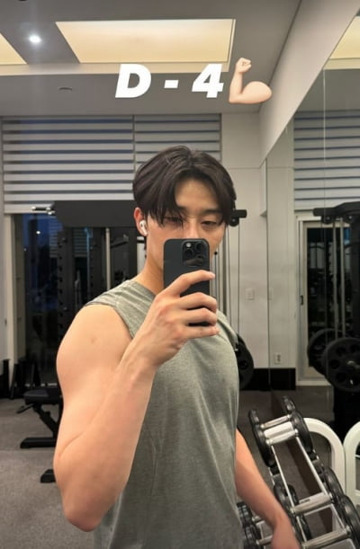 '185cm 70kg' 박서준, 몸매 이 정도였나…주방장 팔근육 잔뜩 성났네