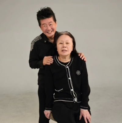 소년같은 태진아, '치매 투병' 옥경이와 사랑스런 커플 시밀러룩