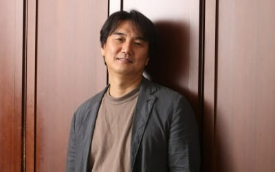 "이선균, 뜨거운 배우였다"…추창민 감독, '행복의 나라'에 담은 야만적 시대[TEN인터뷰]
