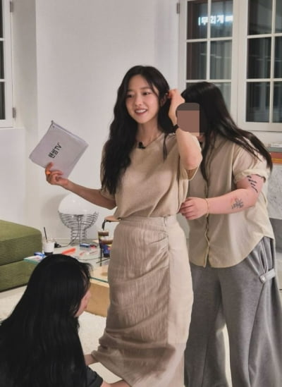 설마 치마 줄이는 중?…"매일 빵 먹는다"는 이혜성, 한줌 허리로 '41kg' 증명