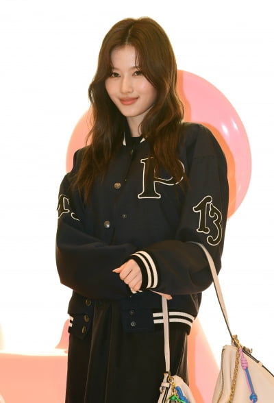 트와이스 사나, 청초함 가득한 핑크빛 매력[TEN포토]