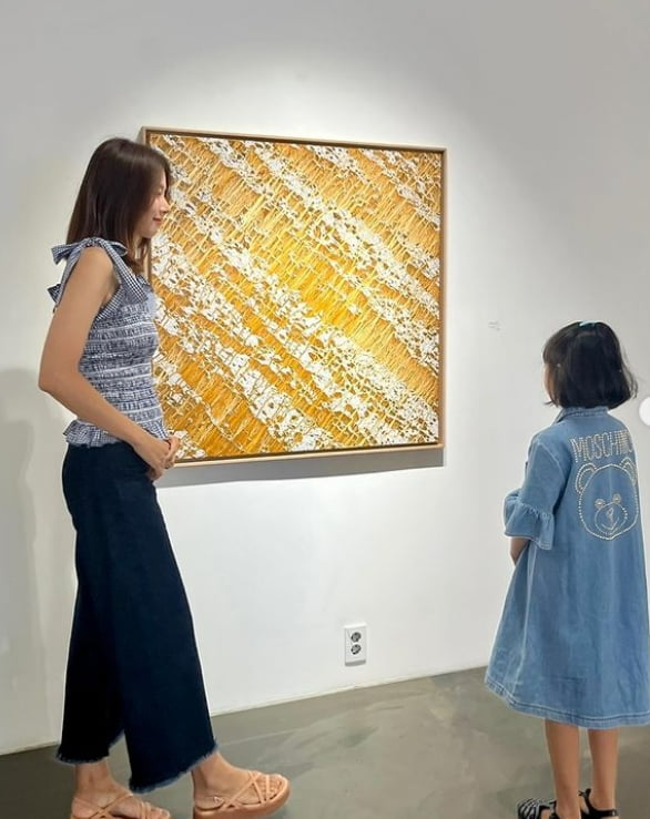 조윤희 딸 로아, 키 언제 이렇게 컸나…모델 뺨치는 기럭지 '깜짝'