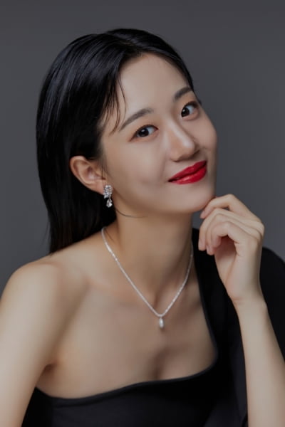 신인 하유하, 새 프로필 공개…시선 사로잡는 매력
