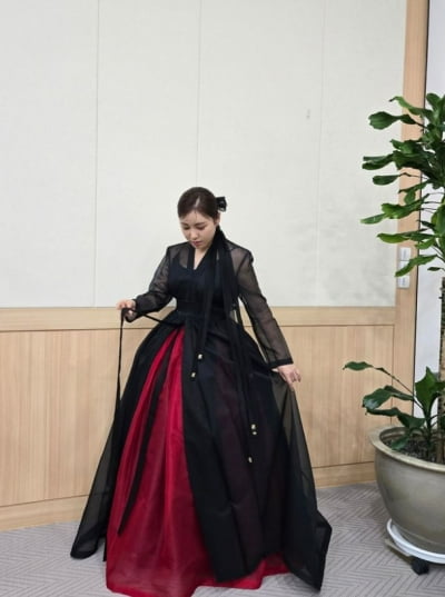 비율 미쳤다…'153cm' 송가인, 한복 입었는데 쏙 들어간 '한줌 허리'