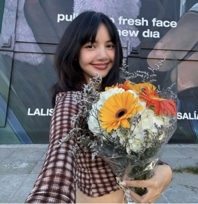 リサ、花束とリングを挟んで「水の上の美貌」