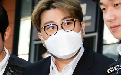 김호중은 뺑소니, 팬들은 새치기…법도 양심도 저버린 그 가수의 그 팬 [TEN이슈]
