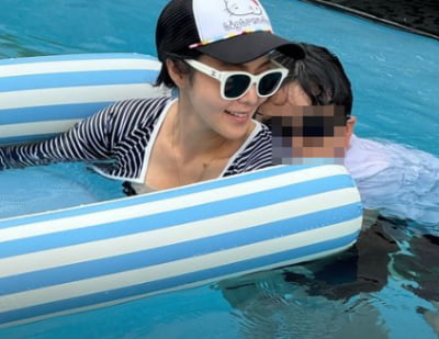 '최동석과 파경' 박지윤, 껌딱지 아들과 5성급 호텔서 물놀이