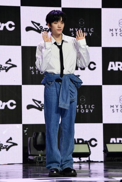 아크 현민, 리더의 화려한 비주얼[TEN포토]