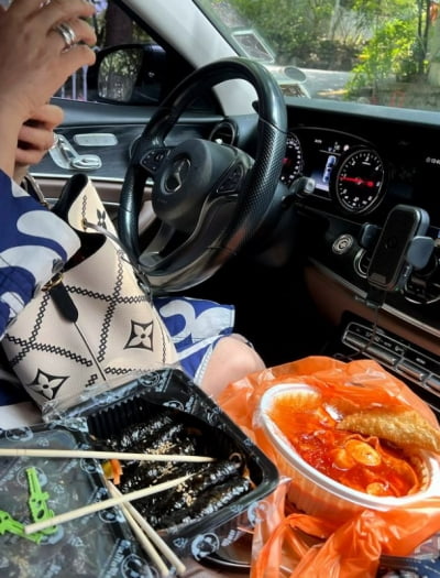 돈 얼마나 많으면…'장광 딸' 미자, 외제차 내부에 '떡볶이' 무심하게 툭