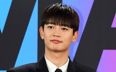 「家族Xメロ」チェ・ミンホのビハインド写真が公開