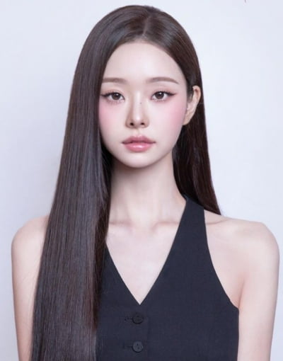 '27세' 프리지아, AI 뺨치는 새 증명사진 공개…뼈 보이는 쇄골로 '40kg' 인증