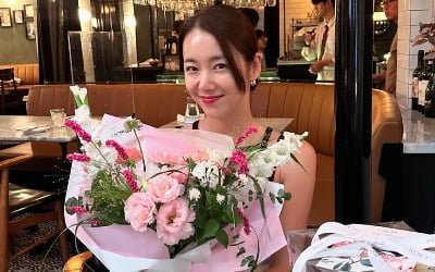 소이현, 생일상 위엔 수십만원대 최고급 샴페인…D사 명품백 들고 조촐한 파티