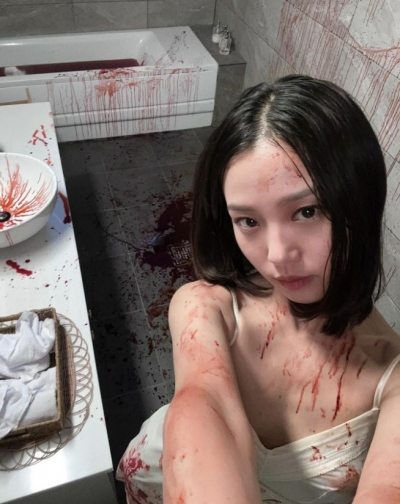 俳優コ・ミンシ、衝撃的なビジュアルを公開 - ネットフリックス新作『誰もいない森の中で』で熱演