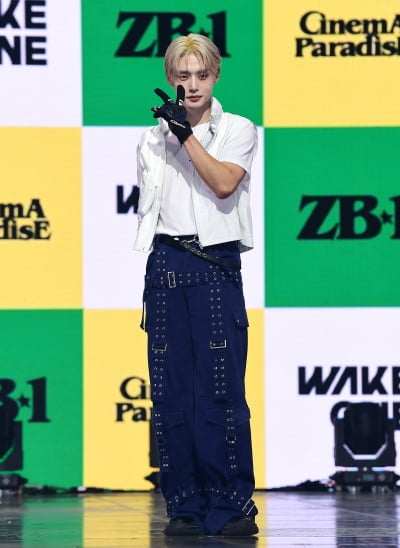 제로베이스원 김지웅, 멋진 브이[TEN포토]
