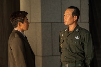 조정석, 유재명의 골프공?…예고된 악연('행복의 나라')