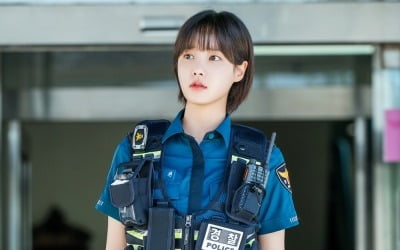 170cm 49kg이라더니…연우, 제복에 단발 스타일링마저 찰떡 ('개소리')