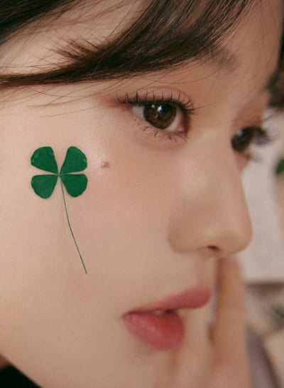 장원영, 완전 럭키비키잖아…무결점 피부에 네잎클로버 '톡'