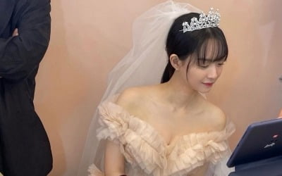 결혼 임박했나…신민아, '169cm 48kg' 인증한 웨딩드레스 자태