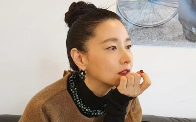 이영애, 명품 코트 뒤집어입은 줄…고혹적인데 귀엽기까지 한 '퀸의 자태'
