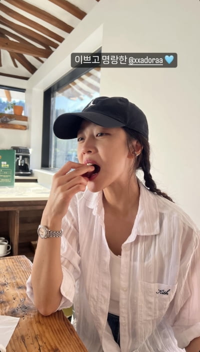 '10월 결혼' 조보아, 결혼 발표 전 여행서 행복한 미소…"예쁘고 명랑해"