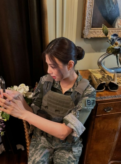 エイピンクのオハヨン、軍服姿で新たな魅力を披露