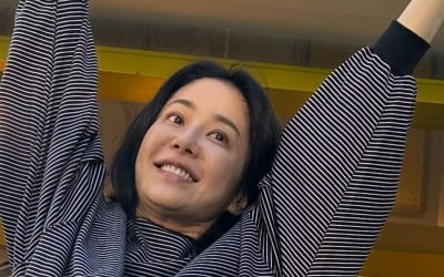 Actress Go Hyun-jung Thanks Shin Hyun-bin for Coffee Truck Surprise