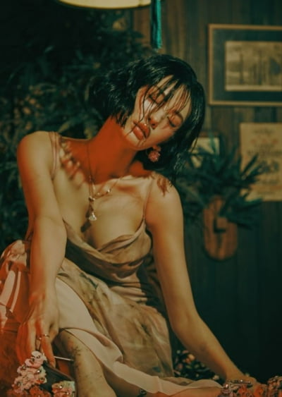 '렉카 유튜버 고소' 나나, 첩보영화 방불케 하는 카리스마→확 옅어진 '전신 타투'