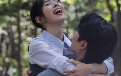 Seo Dong-joo has revealed a photo with her fiancé