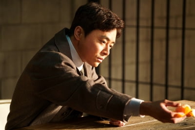 조정석과 ♥여친, 왜 일본 신문 읽었을까('행복의 나라')
