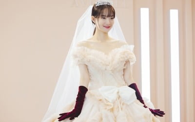 이러니 ♥김우빈이 반했지…'169cm 48kg' 신민아, 비현실적 웨딩드레스 자태