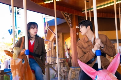 문상민♥신현빈, 놀이공원서 데이트 포착…14살 차이 뛰어 넘었다 ('신데렐라')