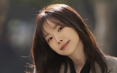 Behind-the-Scenes Photos of Actress Son Na-eun Revealed