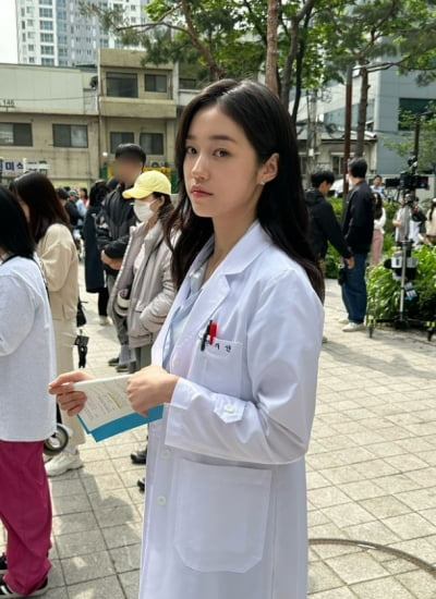 '서양화 전공' 노윤서, 약사 되면 이런 느낌…지적 아우라 넘쳐 흐르네