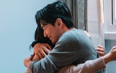 Romantic Stills of Shin Hye-sun and Lee Jin-wook in 'To My Harry' Captivate Audiences