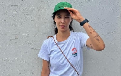 230억 건물주의 자유인가…권유리, 점점 늘어가는 타투로 뽐낸 논현동 프리