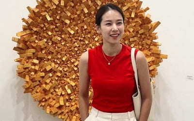 박성웅 전시회 간 조윤희, 새빨간 나시 입고 '170cm 51kg' 다운 우월한 핏자랑