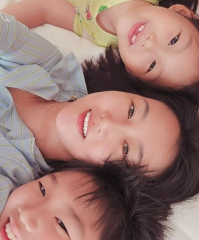연우·하영, 母 쏙 빼닮은 눈매로 '장윤정 미니미' 인증…빠진 앞니까지 귀요미