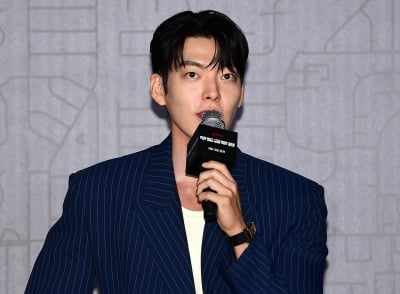 김우빈, 김성균이란 에너지 드링크 같은 존재[TEN포토]