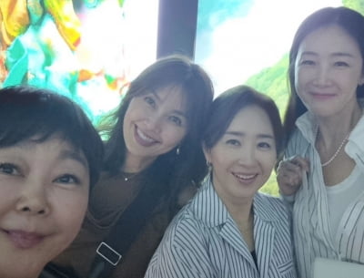 '♥차인표' 신애라, '절친' 최지우·윤유선·이경민과 함께 '찰칵'