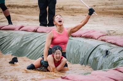 상의 탈의한 채 진흙탕에서 뒹구는 육탄전…'여왕벌게임' 제작진 "적나라하게 보여줄 것"